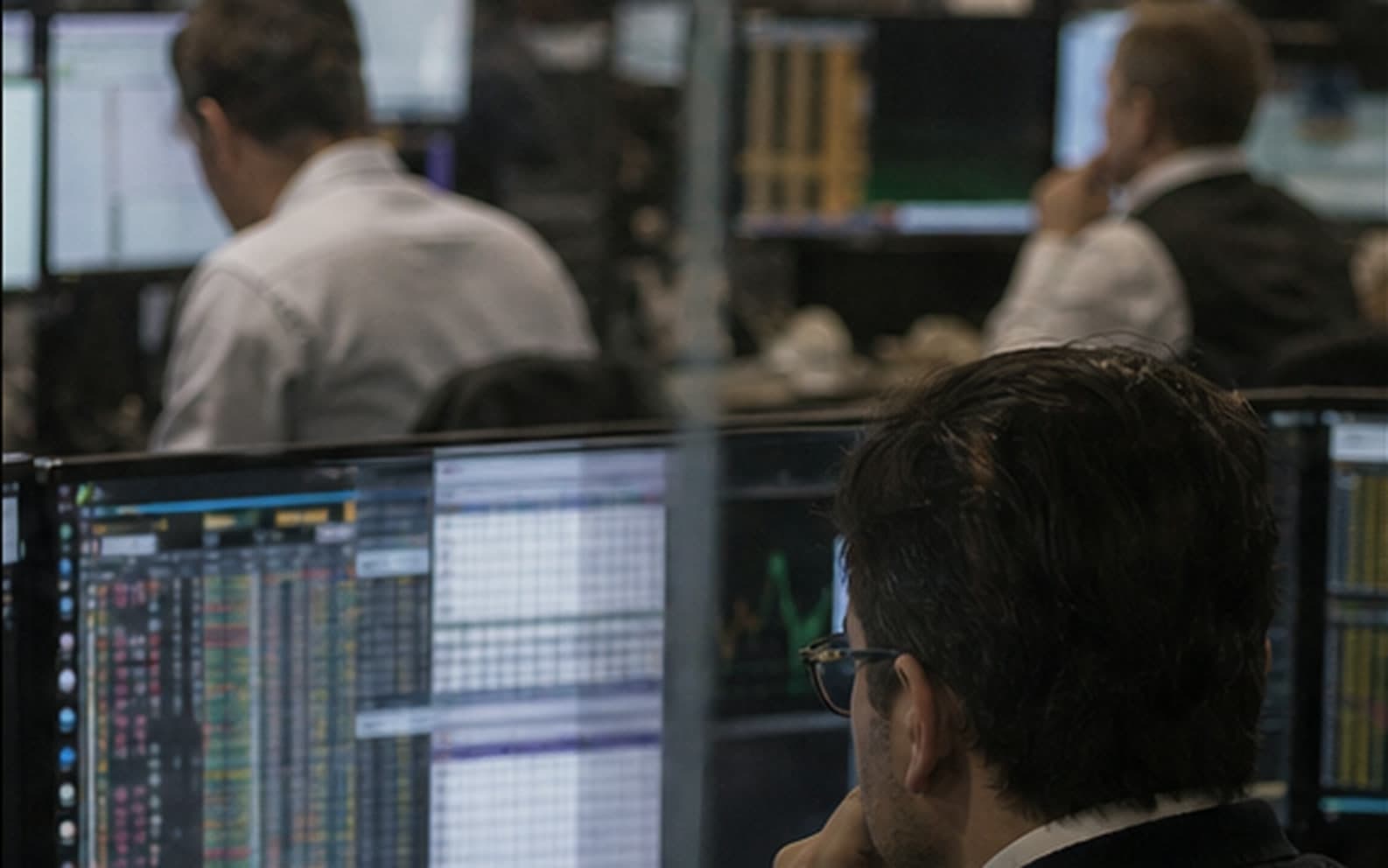 An analyst researching information across multiple screens
