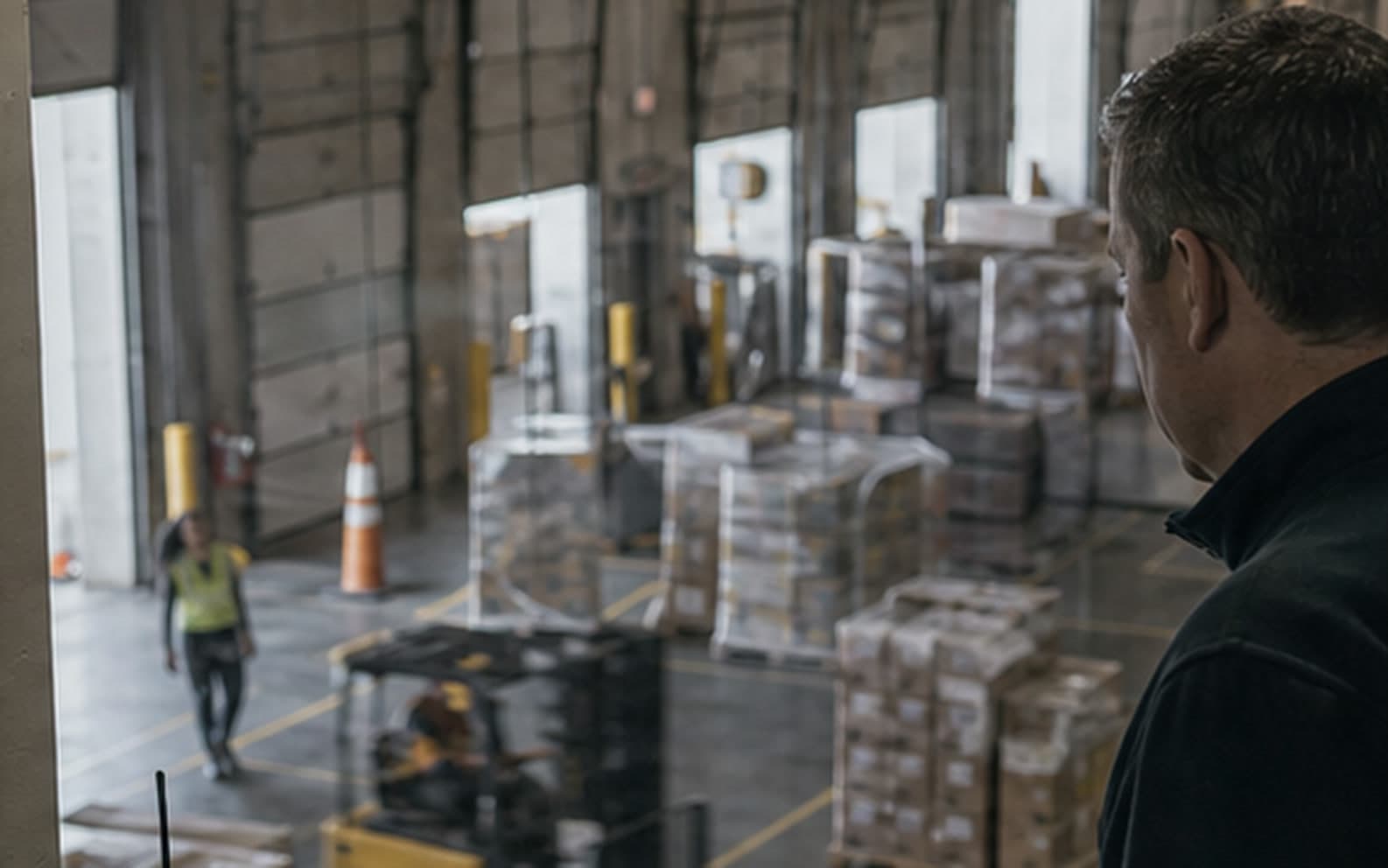 An operations lead overseeing an active distribution workflow